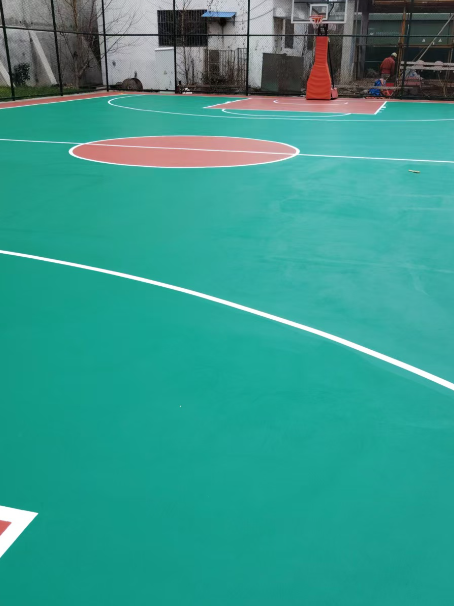康乐 球场长期使用易出现地面开裂